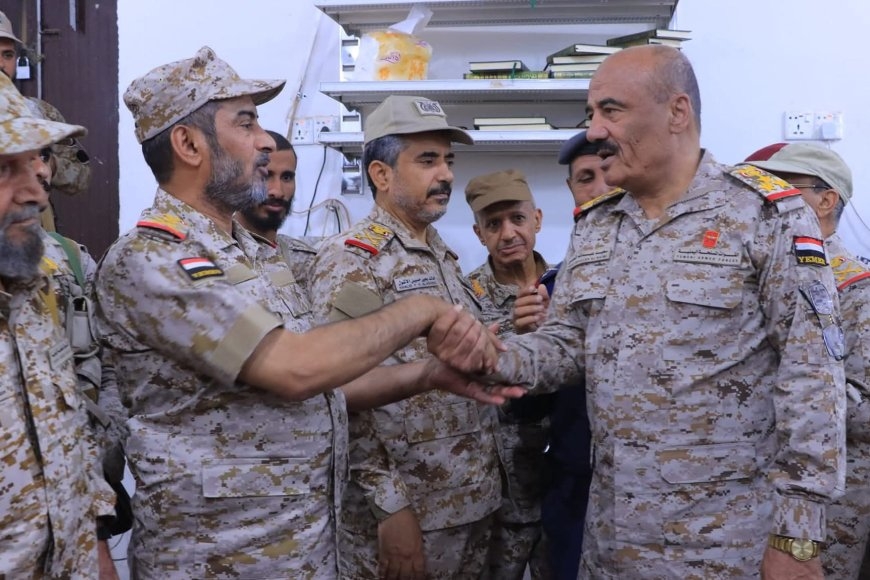 رئيس هيئة الأركان العامة يؤدي صلاة عيد الأضحى ويستقبل المهنئين بمارب
