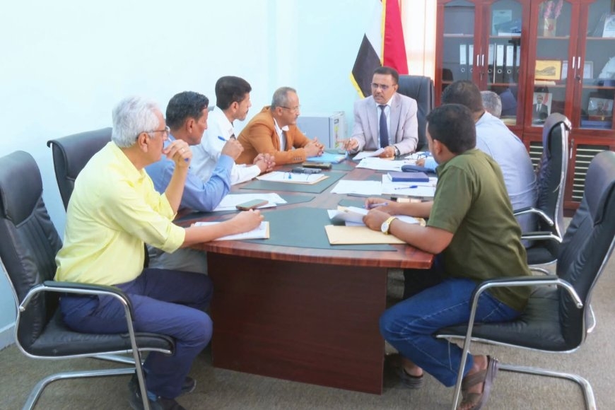 أمين عام محلي حضرموت يترأس اجتماعاً للجنة المناقصات بالمحافظة ويقر ترسية مشروع تسوير وتخديم الساحة العامة للمعهد الفني بالشحر