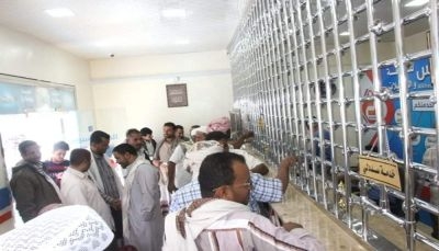صنعاء.. الحوثيون يمنعون المواطنين من استلام حوالاتهم بالدولار والريال السعودي