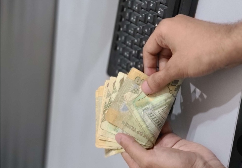 فتحي بن لزرق يكشف عن هذا الامر الجنوني الذي ارتكبه المتضاربين بالعمله بحق السعب اليمني ويوضح ذلك شاهد ما قاله
