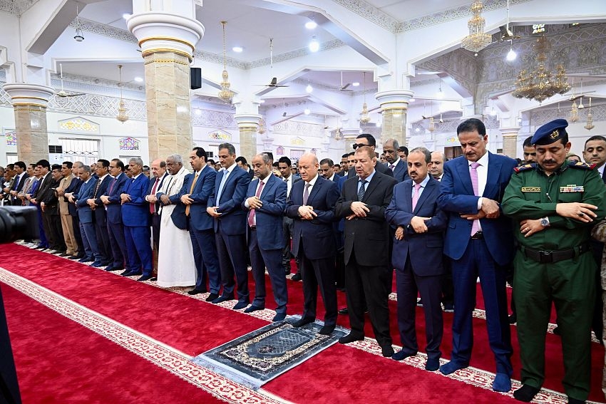 الرئيس العليمي رئيس مجلس القيادة يؤدي في عدن مع جموع المصلين صلاة عيد الاضحى المبارك