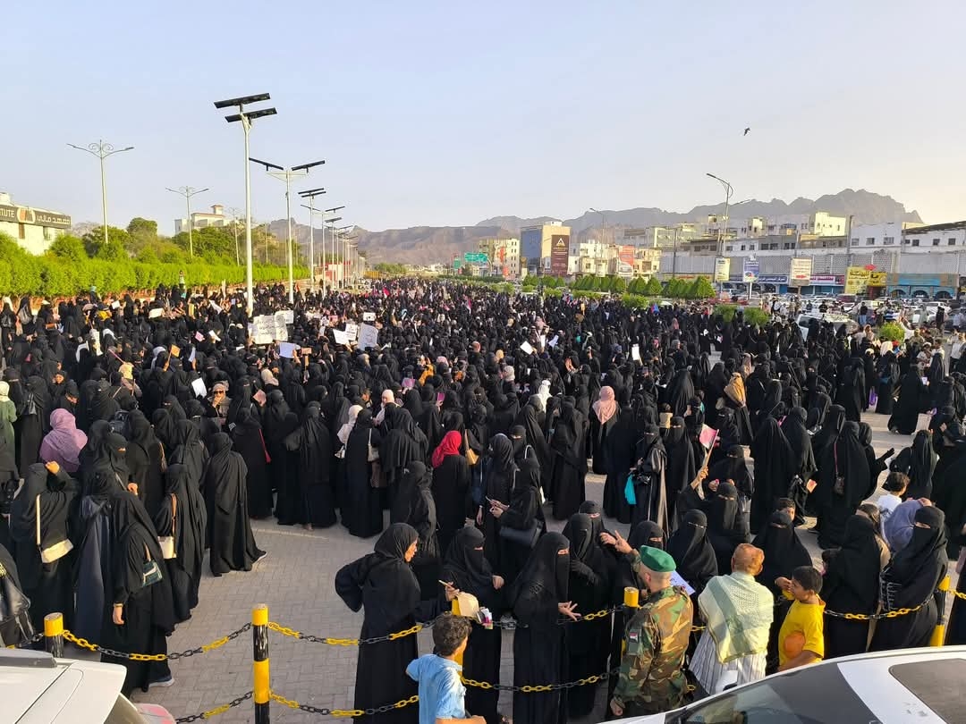 شاهد اقوى تعليقات حكومية لمسؤلين في هرم الدولة تصدرت الترند في منصات التواصل الاجتماعي على تظاهرة النساء في عدن