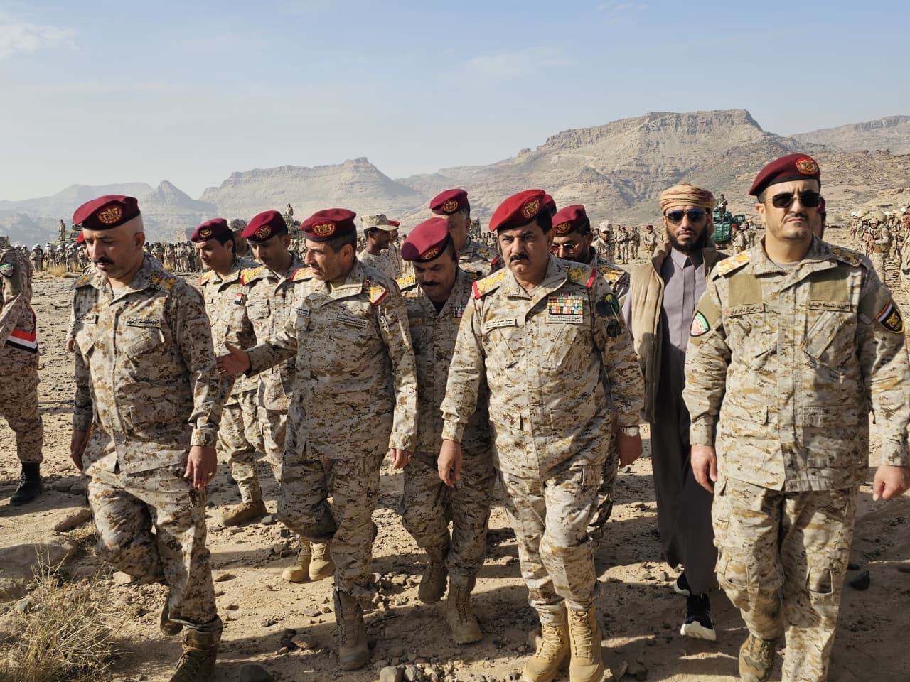 في زيارة ميدانية .. وزير الدفاع الفريق الركن الدكتور محسن الداعري يتفقد جبهات محور علب