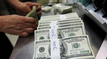 مستشار حكومي يكشف سبب تراجع الدولار أمام الدينار