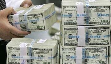 "احتكار واضح وعمولات ملزمة".. مراقبون يحذرون من هيمنة مصارف عربية على بيع العملة