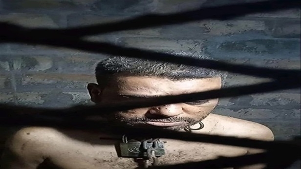 بعد عام من اختفائه.. صور لبرلماني ليبي مقيد بالسلاسل