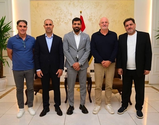 مدرب المنتخب الوطني يصل بغداد تحضيرا لتسلم مهامه رسميا