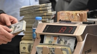 سوق العملة: انخفاض سعر الدولار أمام الدينار العراقي