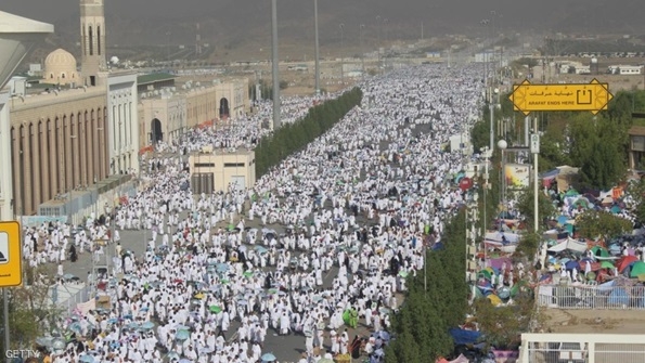 الحجاج ينفرون من عرفات إلى مزدلفة