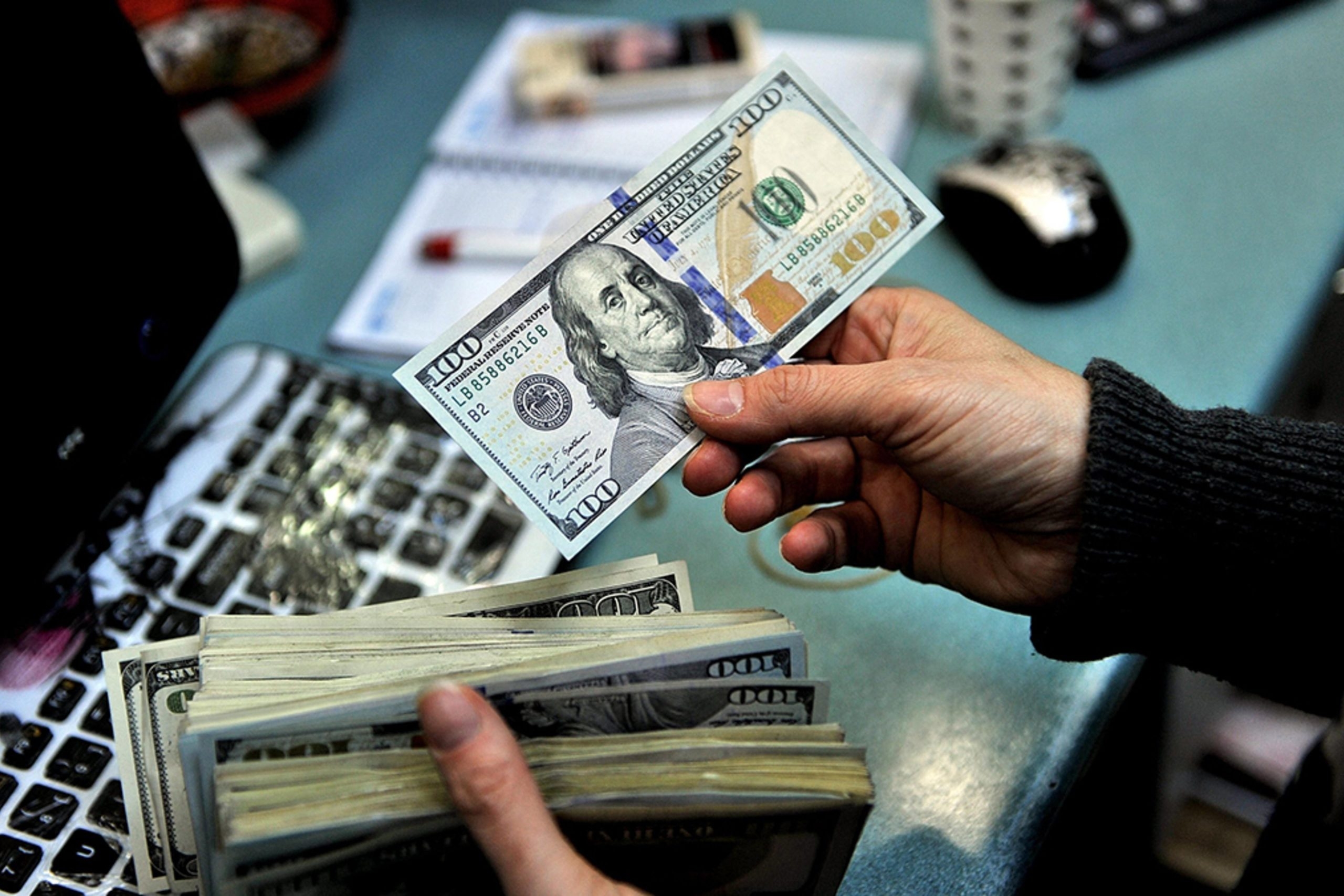 سوق البورصة: استقرار سعر الدولار في الأسواق المحلية