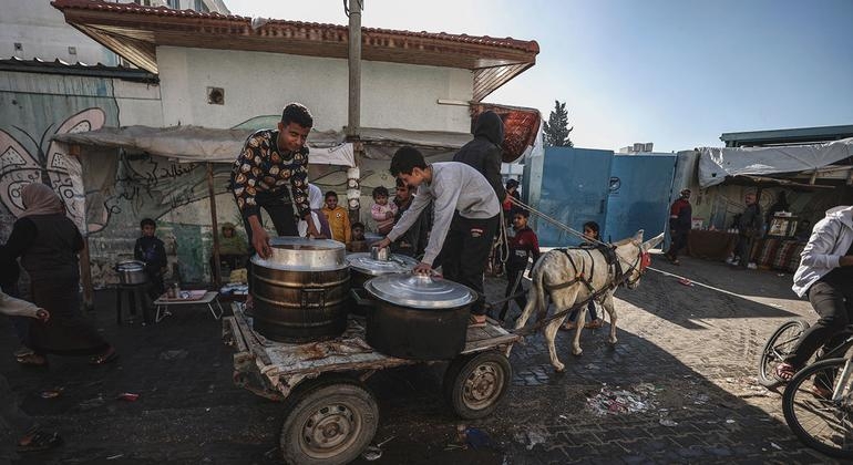 الأونروا: جياع غزة يزحفون تحت وابل القصف الإسرائيلي للبحث عن الطعام