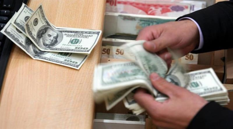 سوق العملة: الدولار يسجل تراجعاً في السوق المحلي بعد موجة ارتفاع