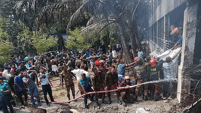 سقوط طائرة في حرم كلية يخلف عشرات الضحايا في بنعلادش