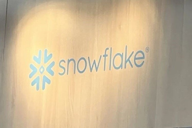 Snowflake Acquires Crunchy Data