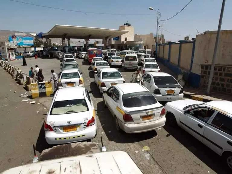 'أزمة خانقة'.. الحوثيون يجبرون محطات الوقود على تخزين نصف الكميات لصالحهم
