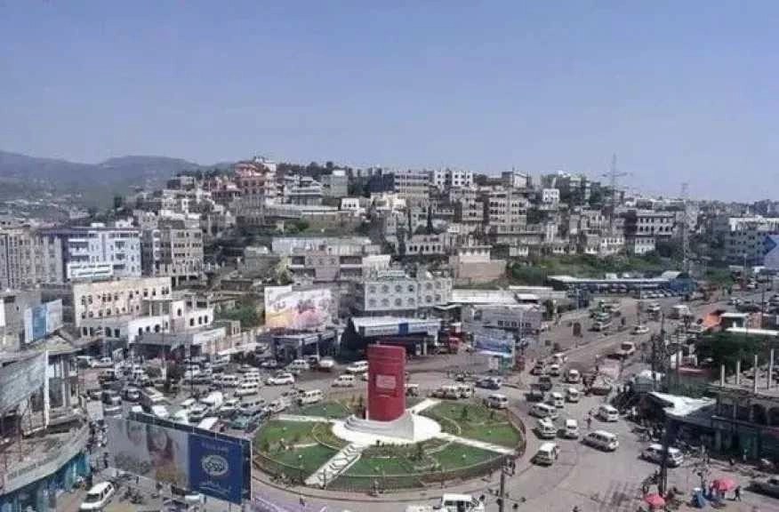 بالقوة والسلاح: قيادي حوثي يتورط في ابتزاز ونهب أراضي المواطنين بإب
