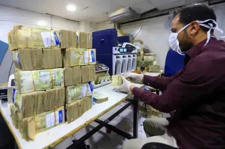 عقب الاستقرار النسبي.. انهيار جديد ومفاجئ للريال اليمني أمام العملات الأجنبية