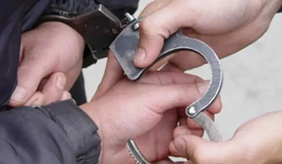 القبض على شخصين بتهمة النصب والاحتيال على تاجر في عدن بمبلغ 150 ألف دولار