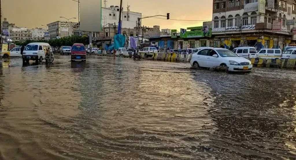 يحدث الآن .. أمطار غزيرة في صنعاء.. وإطلاق تحذيرات مهمة للسكان