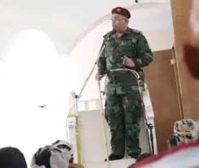 خروج المصلين من مسجد بتعز احتجاجًا على فرض خطيب عسكري
