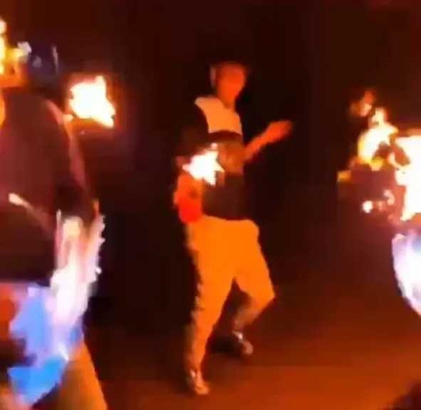 شاهد بالفيديو .. عصابة أطفال تعيث فسادًا في صنعاء: مولوتوف وحرائق في غياب الأمن