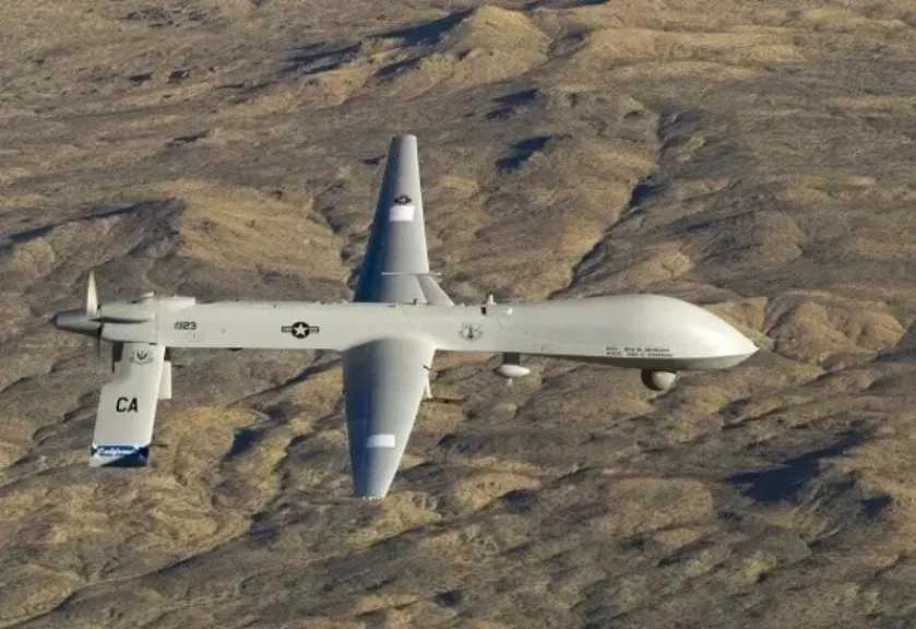 غارات لطائرة مسيّرة تستهدف سيارتين وتصطاد شخصًا وحيدًا شرقي اليمن