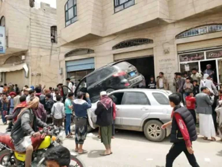 صنعاء تشهد أغرب حادث مروري .. سيارة ' تعتلي' أخرى في مشهد لا يصدق !