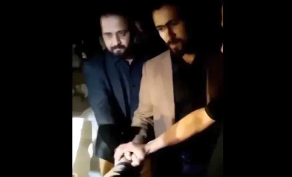 شاهد الحوثيون يجبرون أطباء على قسم البراءة بالقرآن في قضية وفاة طفلة
