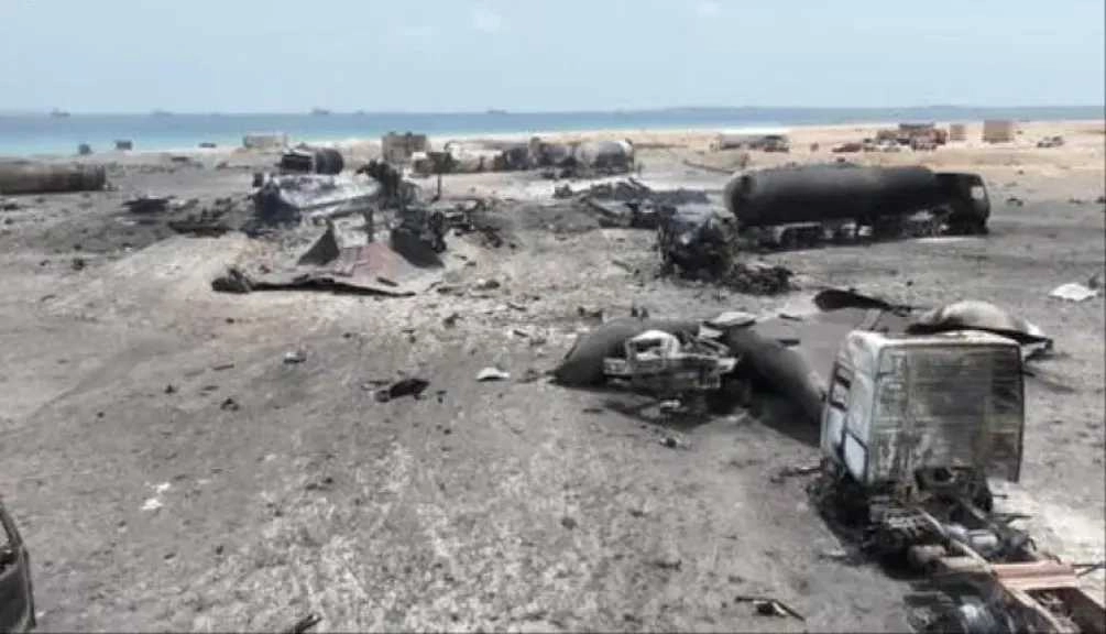 الحوثيون يعلنون استئناف العمل في ميناء الحديدة رغم الغارات الأمريكية والإسرائيلية
