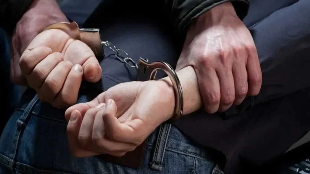القبض على محتال نَصَبَ على مواطن يمني بـ32 ألف دولار