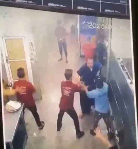 بلطجة مسلحة في وضح النهار.. قيادي حوثي يقتحم مطعمًا في إب ويعتدي بوحشية على عامل (فيديو)