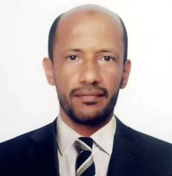 صحفي يمني يعلن استعداده لبيع كليته لسداد ديونه بعد عجزه عن توفير العلاج لوالده