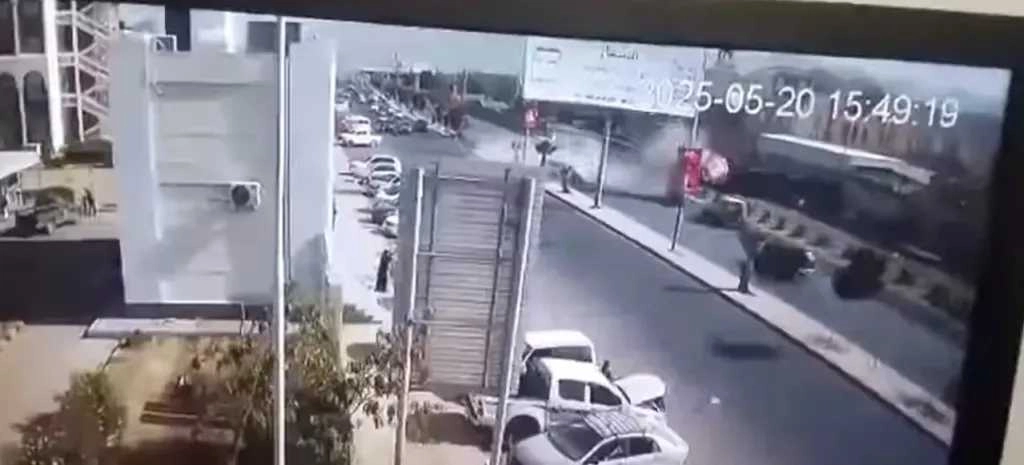 شاهد.. حادث مروع في السبعين بصنعاء يتسبب في مقتل وإصابة 5 مواطنين (فيديو)