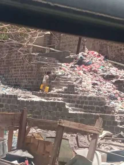 الموت من فوق ومن تحت.. الكهرباء والمياه تنقطع وأطفال عدن يقاتلون الجفاف وحدهم