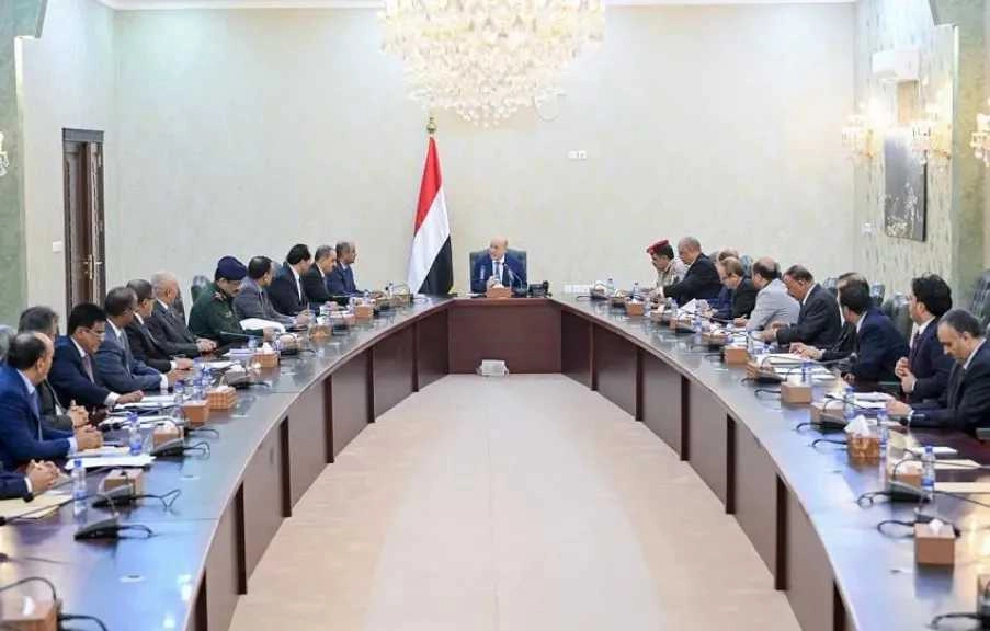الرئيس العليمي يرأس أول اجتماع بـ'حكومة النصر المؤزر' ويؤكد على 'محورية عدن'
