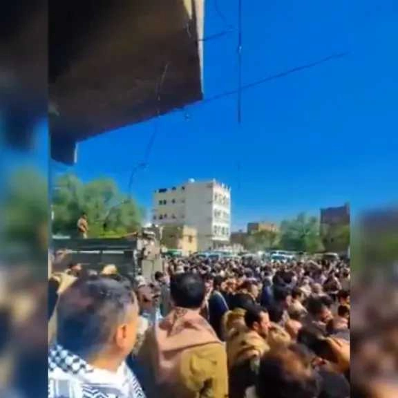 الحوثيون يحشدون المواطنين لتشييع قتلى بجامع الحشوش.. وعندما وصلوا كانت المفاجأة! (فيديو)