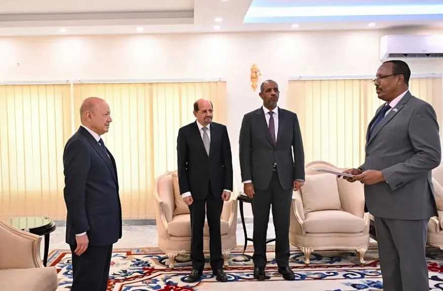 اليمن والصومال يبحثان التنسيق لمواجهة تهديدات الحوثي في القرن الأفريقي والبحر الأحمر.