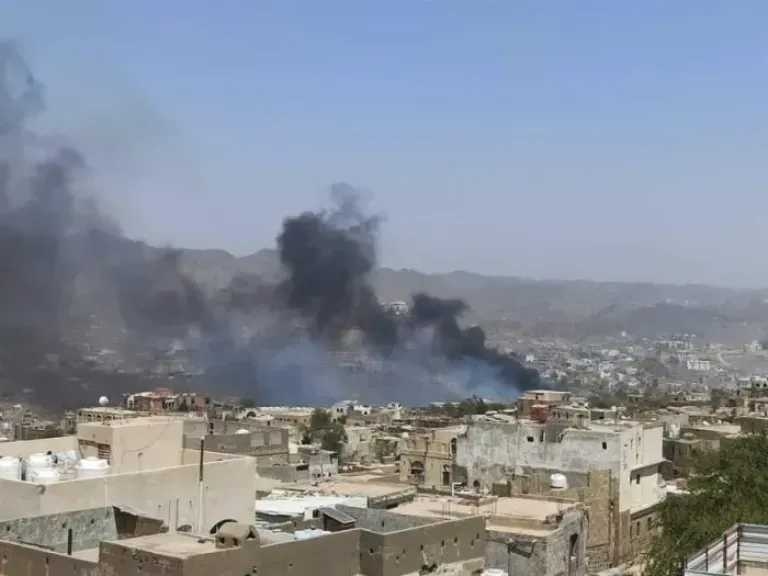 طفل يفقد إحدى عينيه بقصف حوثي على أحد أحياء تعز