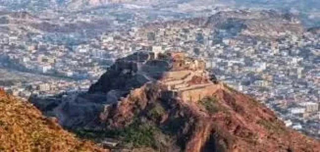 قائد محور تعز يوجّه بتوقيف ناشط بعد كشفه اقتطاعات مالية من إكراميات الجرحى والشهداء