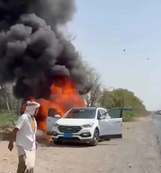 حريق هائل يلتهم سيارة فاخرة في الحديدة، وينفجر فيها بعد فشل محاولات إطفاء النيران