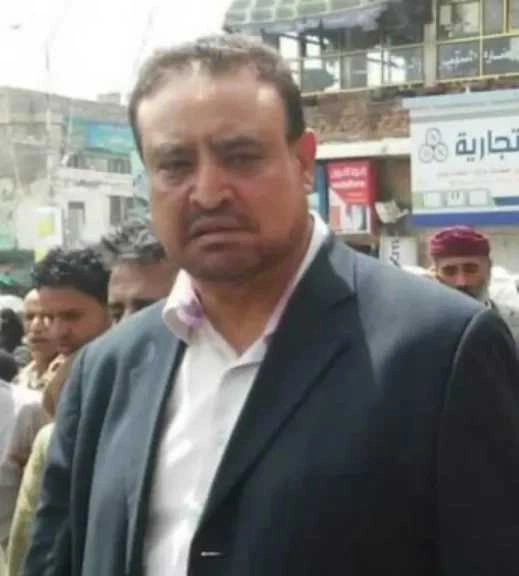 حمود عباد يبدأ أولى الإجراءات الرسمية لحماية منصبه بعد مطالبات بإقالته في اجتماع مع المشاط