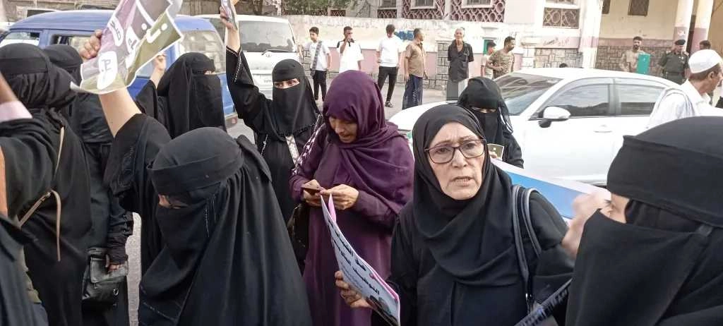 تتبع واحتجاز تعسفي لنشطاء في عدن.. محامية تكشف تفاصيل الصدام مع طقم أمني