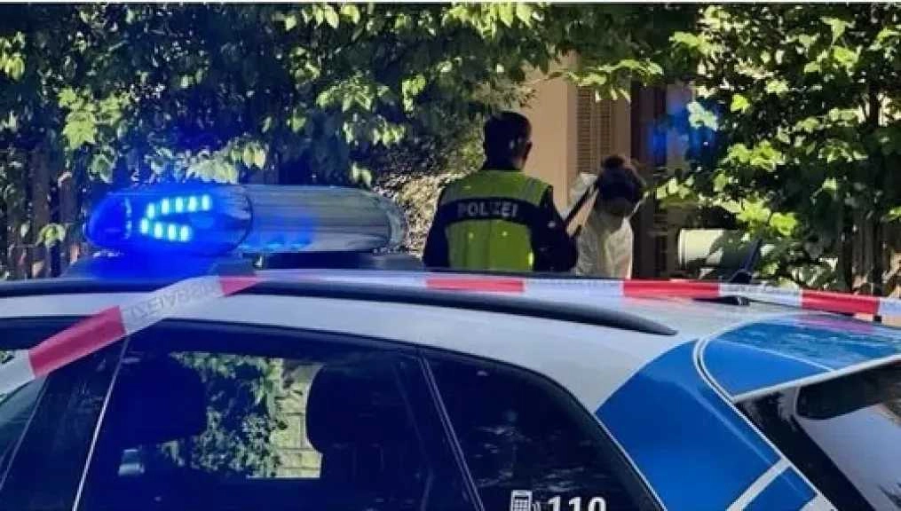خرج من المنزل وثيابه ملطخة بالدماء.. يمني في ألمانيا يقتل زوجته أمام أطفالها الستة