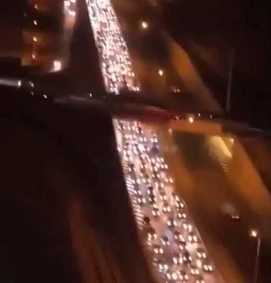 شاهد بالفيديو .. نزوح جماعي للسكان من طهران بعد تحذير عاجل من ترامب