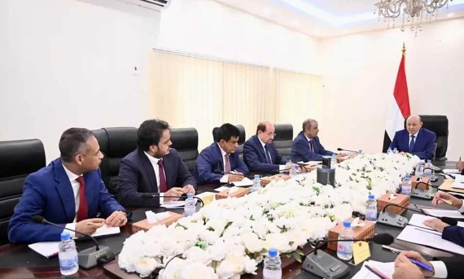 اجتماع طارئ في عدن برئاسة الرئيس العليمي يحذر الحوثيين من الزج باليمن في صراع إقليمي مدمر