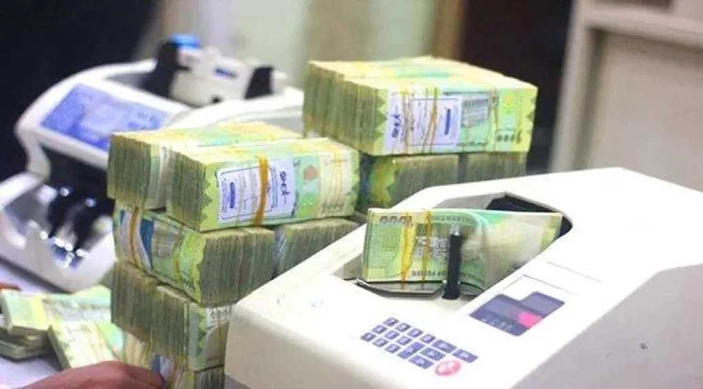 انهيار العملة المحلية في عدن يدفع المدينة نحو حافة المجاعة