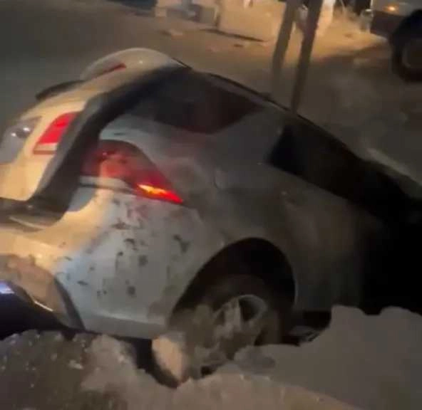 شاهد بالفيديو .. حفرة مجاري تبتلع سيارة وبداخلها عائلة كاملة في صنعاء