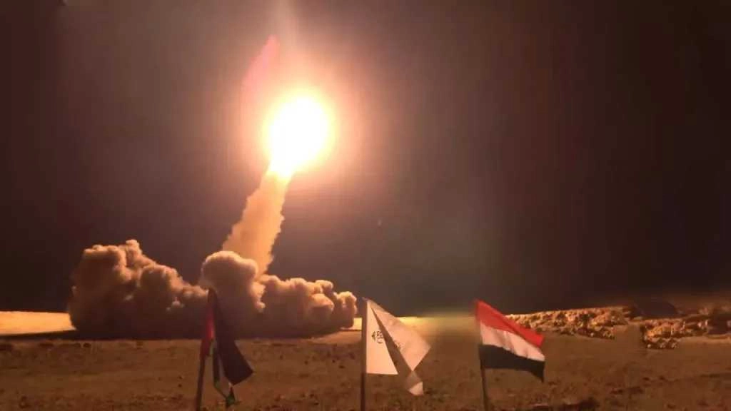 تصعيد حوثي جديد.. والرسالة واضحة: لا نية للبقاء خارج المعركة الإيرانية