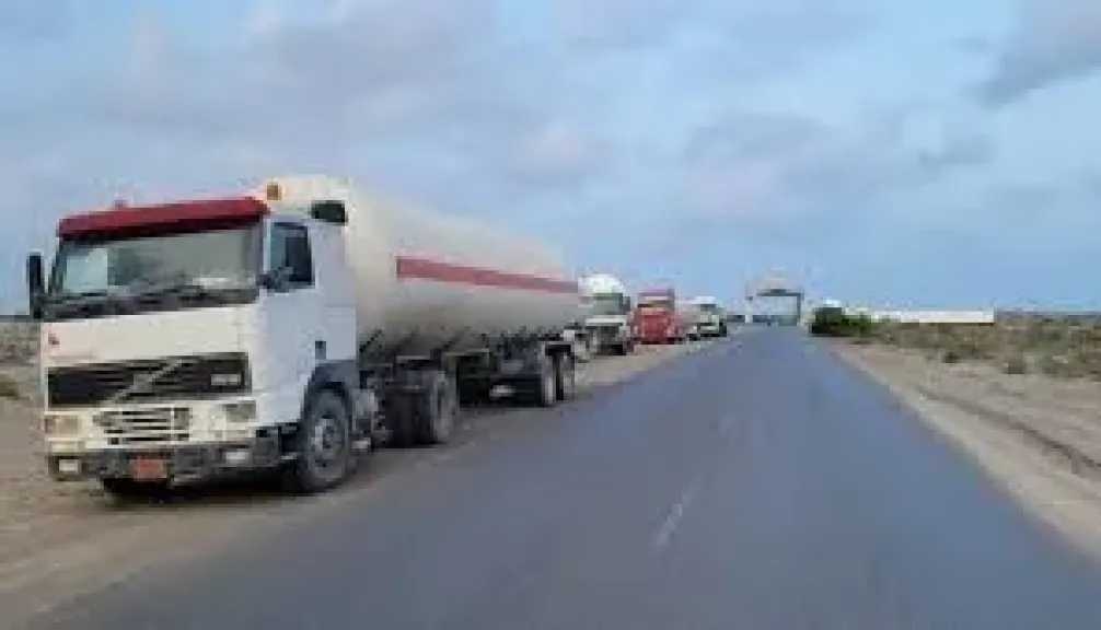 صحفي يمني يكشف تفاصيل جديدة حول الجبايات المفروضة على قواطر الغاز ويطالب برفعها من جميع النقاط