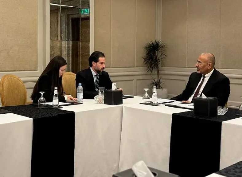 عيدروس الزُبيدي للسفير الأمريكي: لا سلام في اليمن دون إنهاء الحوثي وحلّ القضية الجنوبية